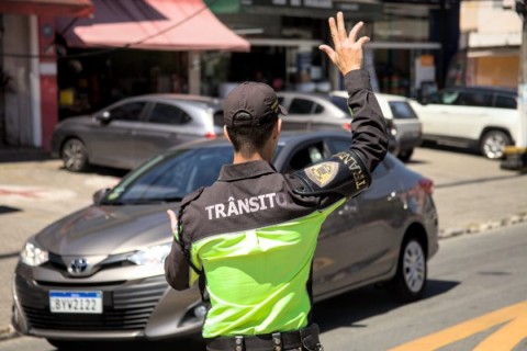 Motoristas de Cotia podem ter até 40% de desconto em multas de trânsito