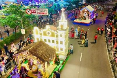 Desfile de Natal encanta Santana de Parnaíba e segue até domingo no Natal de Luz 2025